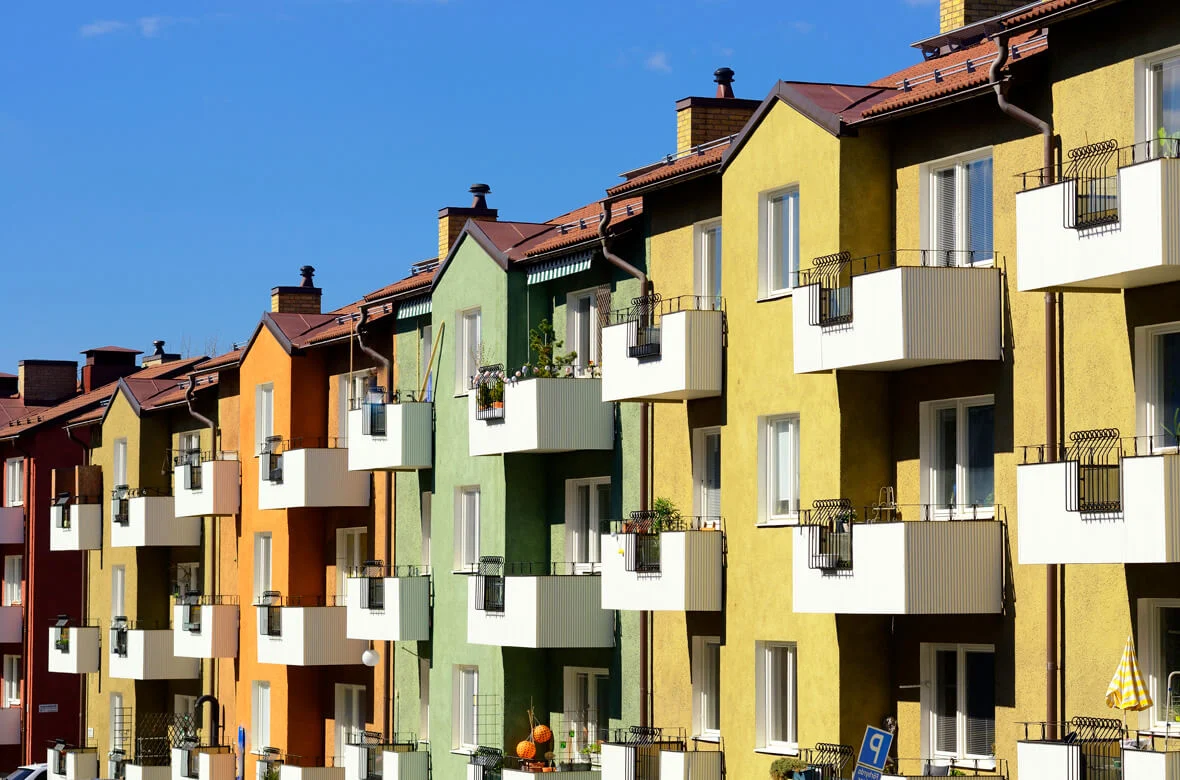 Färgglada bostadsrättsföreningar i rad – exempel på svenskt fastighetsbestånd