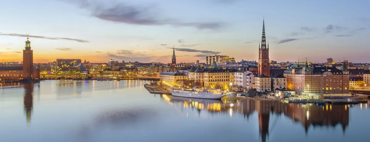 Stockholms skyline i skymning med Riddarholmskyrkan och Stadshuset