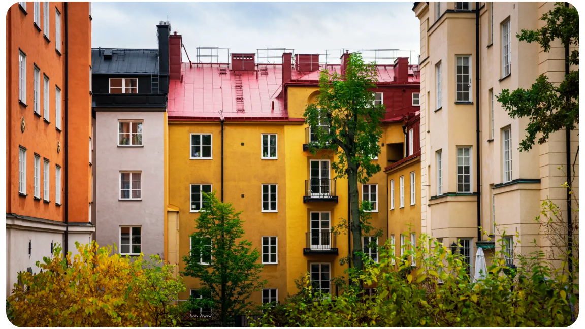 Färgglada Stockholmsfasader – exempel på svenskt fastighetsbestånd